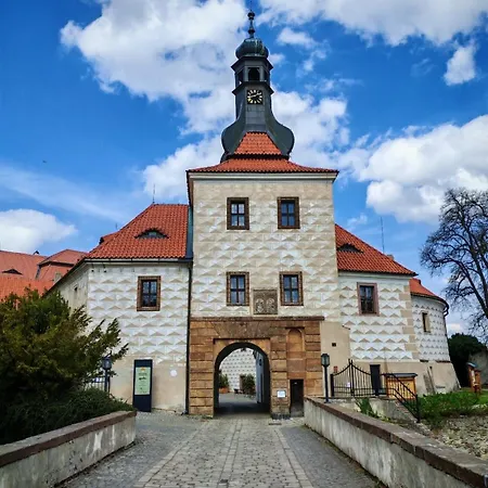 Gasthuis Zamek V Kostelci Nad Cernymi Lesy *