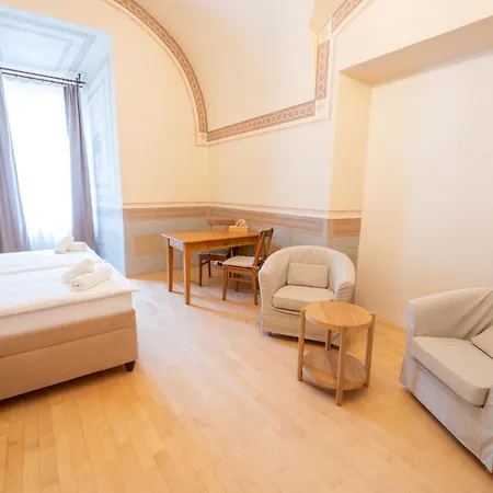 Zamek V Kostelci Nad Cernymi Lesy Guest house