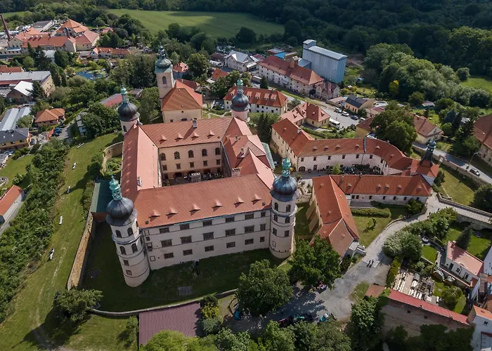 Zamek V Kostelci Nad Cernymi Lesy *