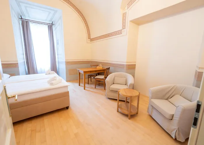 Zamek V Kostelci Nad Cernymi Lesy Guest house